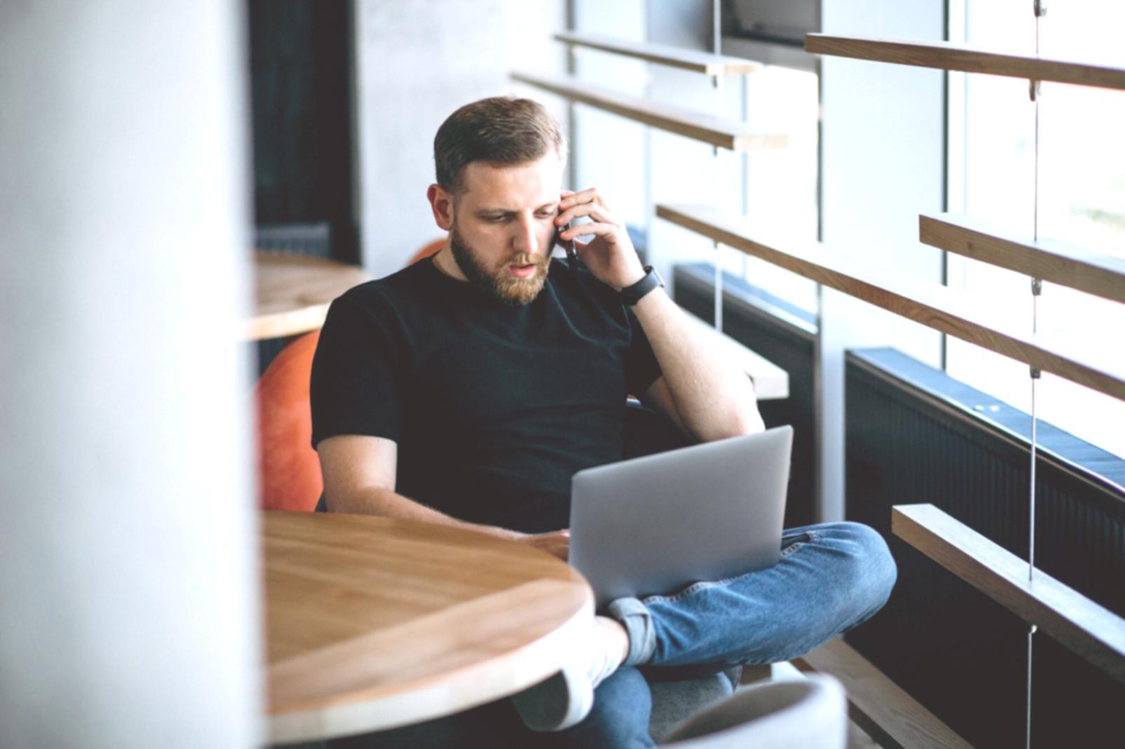 Empreendedores a trabalhar em estratégias financeiras para startups
